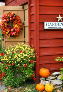 How to Create an Eye-Catching Outdoor Fall Decor without Stress